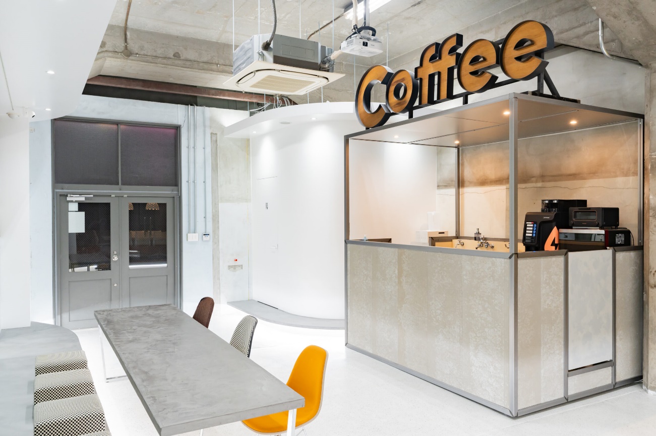 コンクリート躯体を活用したスタイリッシュなオフィス